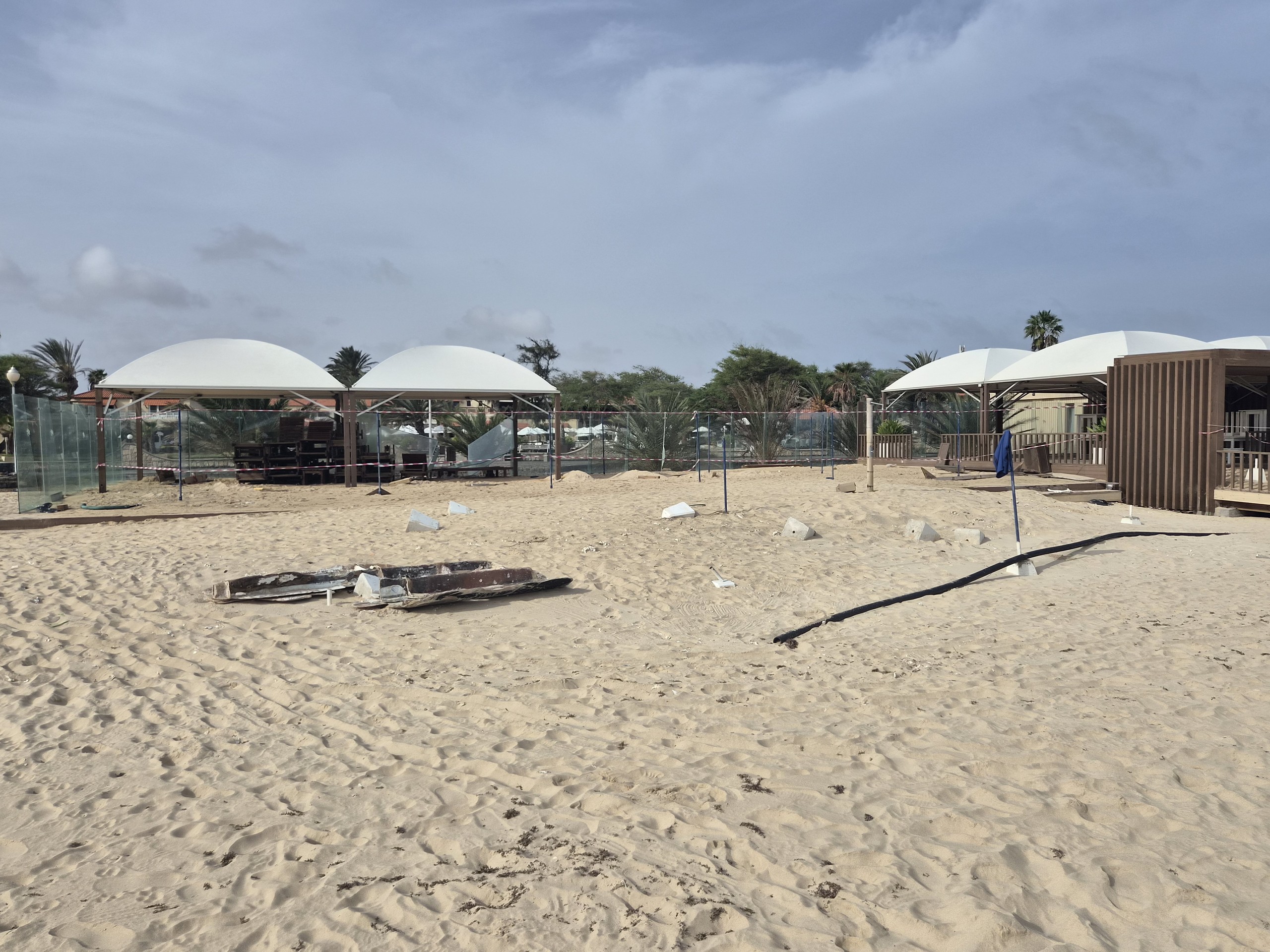 Ruban de balisage et bois flotté sur la plage de Santa Maria.